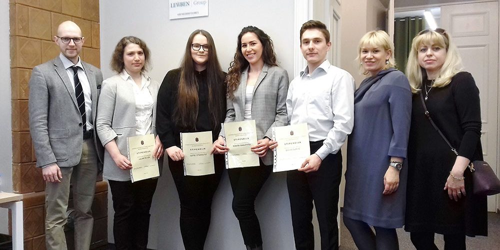 VU TF Alumni draugija įteikė stipendijas VU Teisės klinikos konsultantams