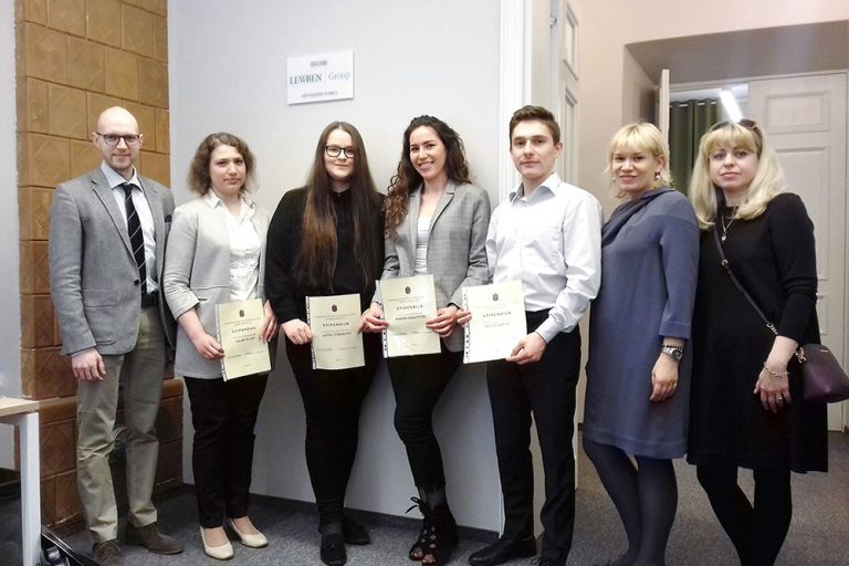 VU TF Alumni draugija įteikė stipendijas VU Teisės klinikos konsultantams