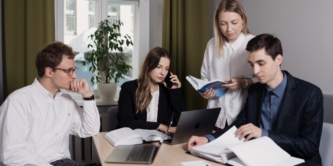 Nuotrauka-Justinos-straisniui-su-VU-TK-trikampeliu.