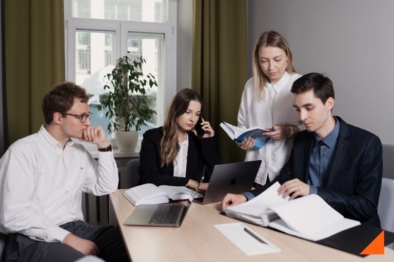 Nuotrauka-Justinos-straisniui-su-VU-TK-trikampeliu.